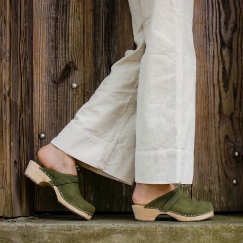 Green clogs women's clogs in Oiled Nubuck on wooden clogs base