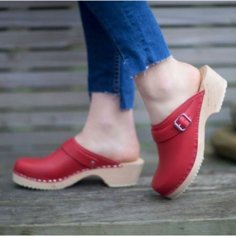 Classic red clogs with strap