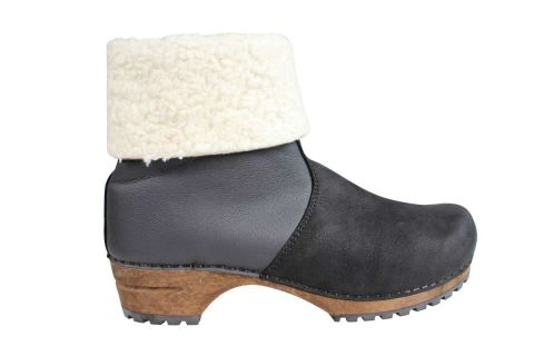 Lotta's Maje Clog Boot with Fur in Black Oiled Leather