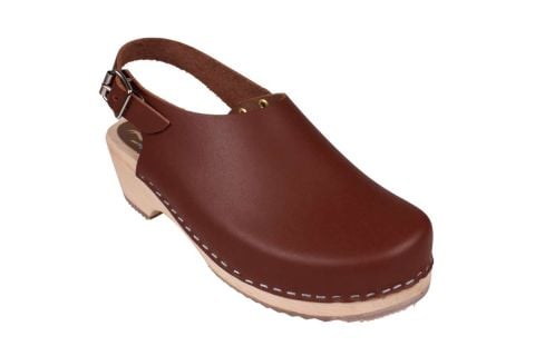 Low slingback women's clogs in cinnamon coloured leather on a natural wooden clogs base by Lotta from Stockholm