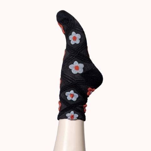 Margot Fleur de noir ankle socks black socks with embroidered flowers. Lotta from Stockholm