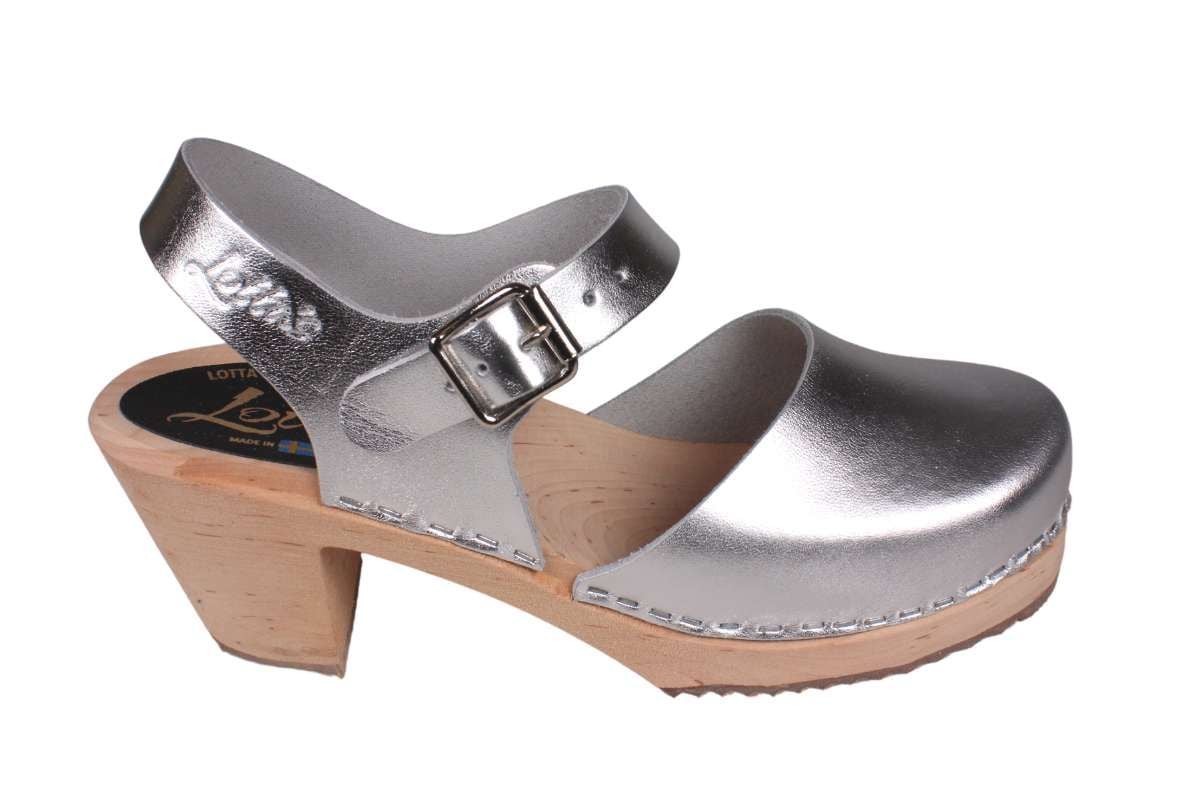 Highwood women's clogs in silver PU Leather on a natural wooden clogs base by Lotta from Stockholm