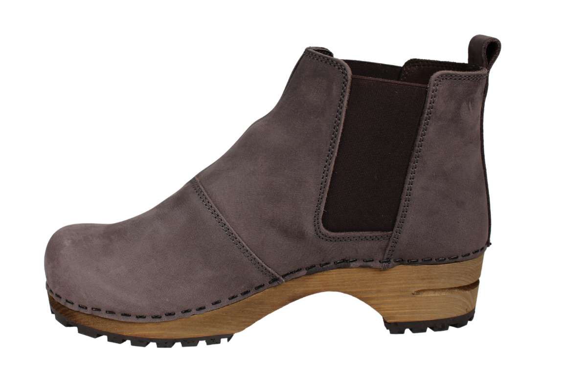Lotta's Jo clogs boots in anthracite grey on a wooden clogs base by Lotta from Stockholm