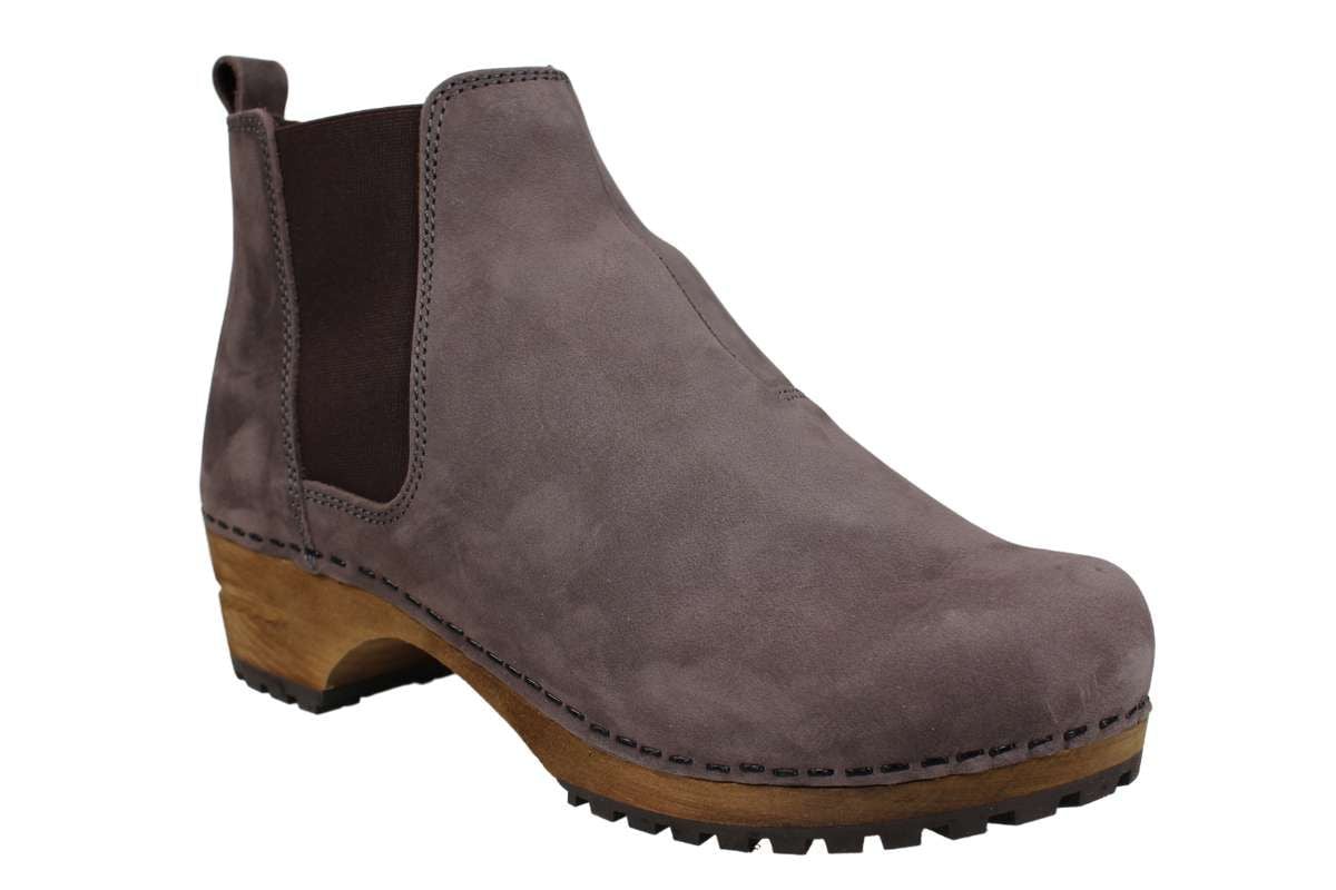 Lotta's Jo clogs boots in anthracite grey on a wooden clogs base by Lotta from Stockholm