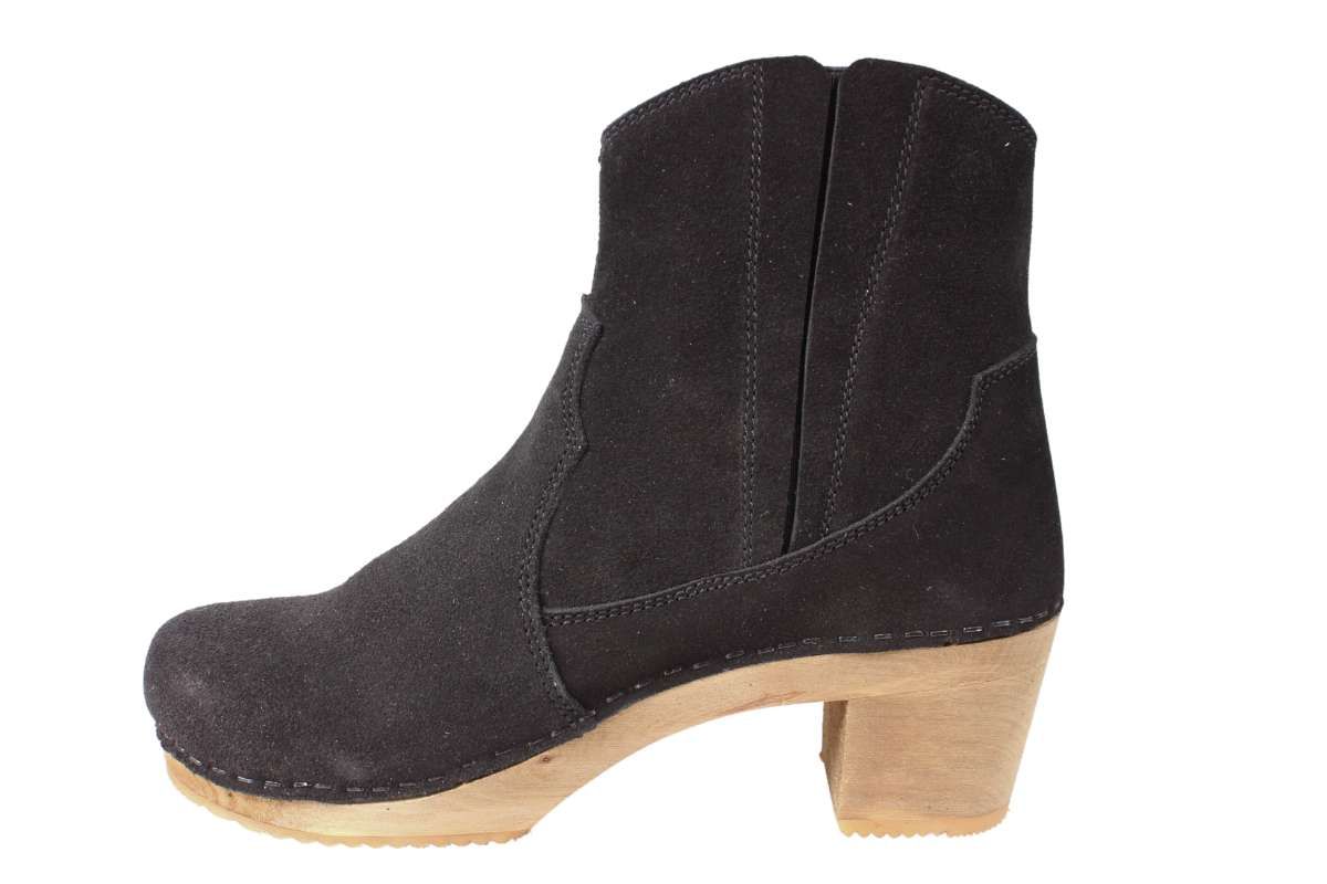 Lottas Baska Clogs Boots in black suede by Lotta from Stockholm