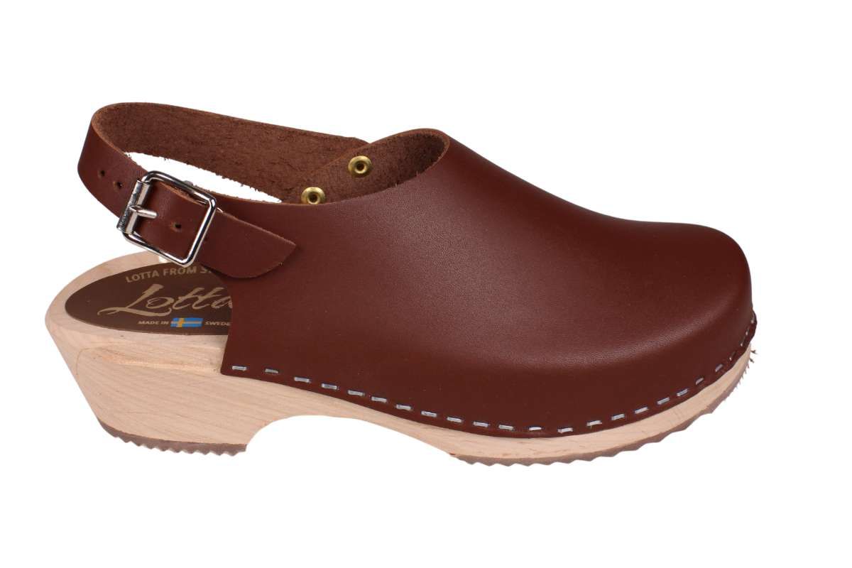 Low slingback women's clogs in cinnamon coloured leather on a natural wooden clogs base by Lotta from Stockholm
