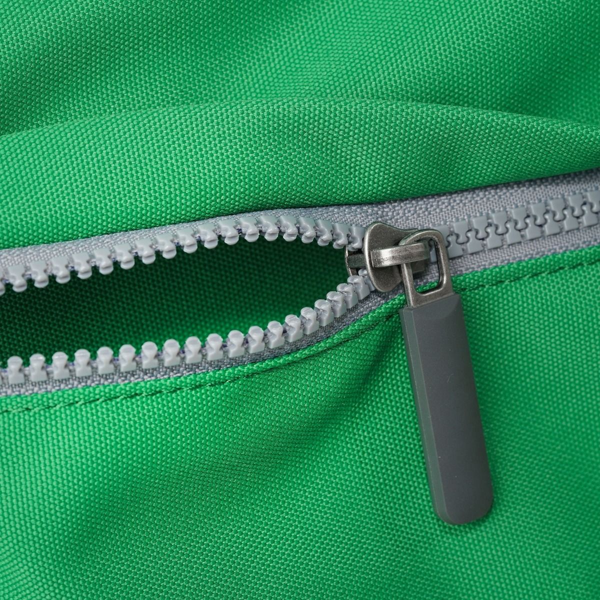 Roka Trafalgar Tote vegan bag in Mountain Green zip detail