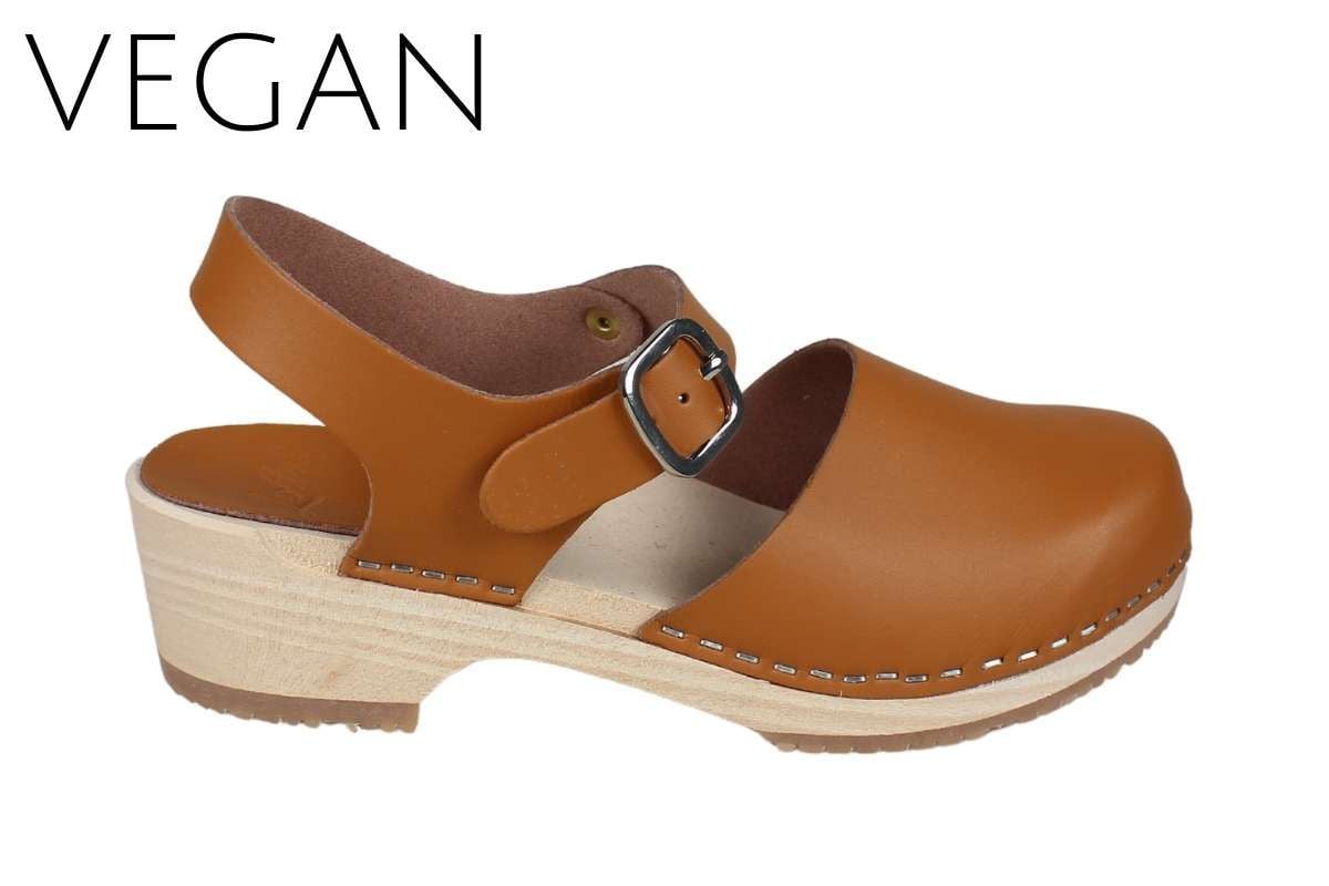 Vegan clogs in toffee coloured vegan PU microfiber synthetic leather by Lotta from Stockholm