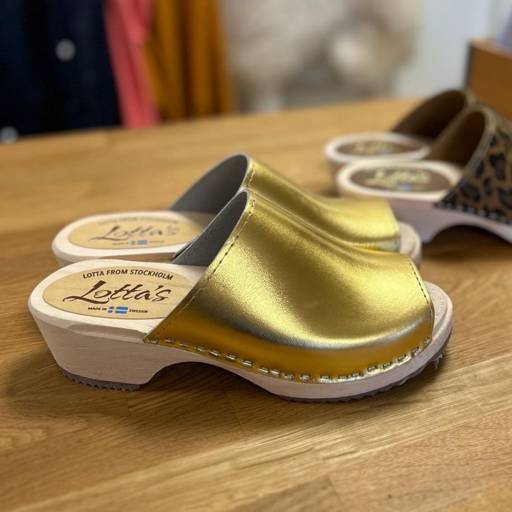 Womens clogs shoes mules in gold PU leather on a natural wooden clogs base. Berit by Lotta from Stockholm